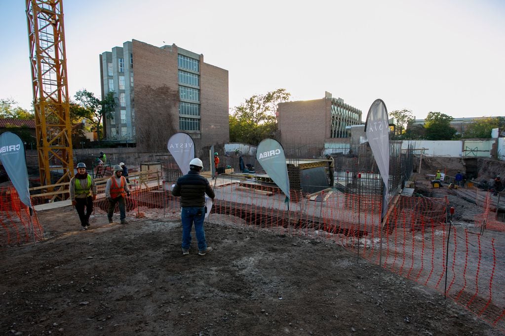 Ulpiano Suarez recorrió la construcción del edificio Vesta en la Quinta Sección. Foto: Mendoza Ciudad.