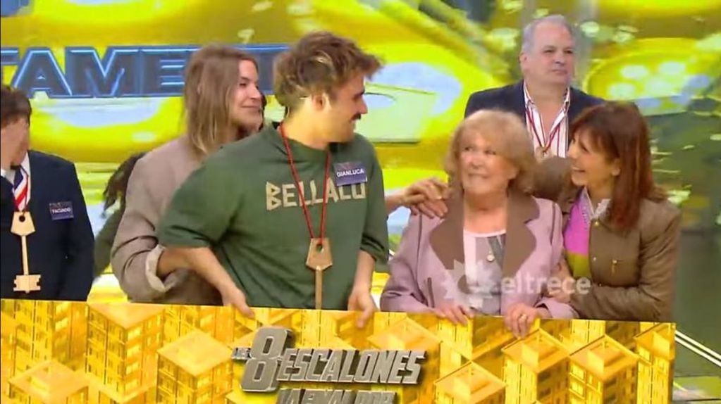 La emoción de la familia de Gianluca tras ganar el departamento.