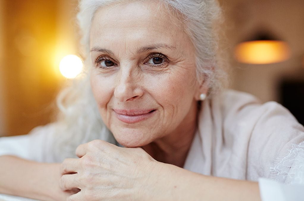 La piel envejece naturalmente con el tiempo por una combinación de factores genéticos y ambientales. 