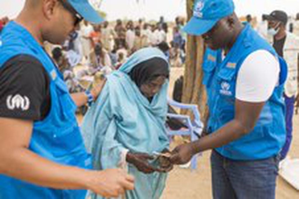 Khadija, persona refugiada sudanesa de 72 años, recibe asistencia de ACNUR en el campamento de Madjigilta, en la región chadiana de Ouaddaï, en la frontera con Sudán. Créditos ACNUR - Colin Delfosse.