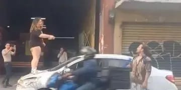 La furia en video: una mujer destrozó el auto de su pareja al encontrarlo con otra