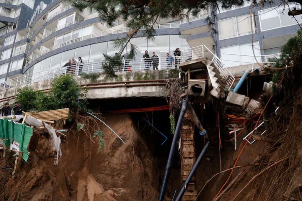 Nuevo socavón en Reñaca afecta al edificio Euromarina 2 (Gentileza / ATON Chile)