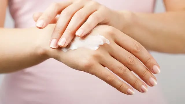 El uso constante de jabones, alcohol y otros desinfectantes afecta la piel de las manos más sensibles. Una guía sobre cómo cuidarlas. 