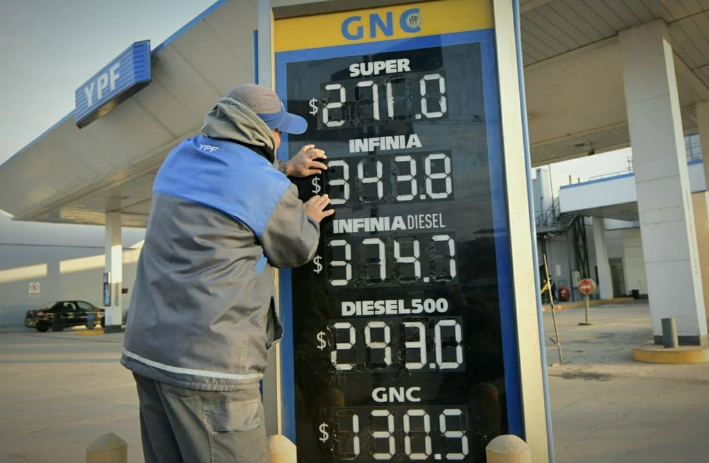 Estos son los precios del combustible en Mendoza hasta el 31 de octubre. (Orlando Pelichotti / Los Andes)