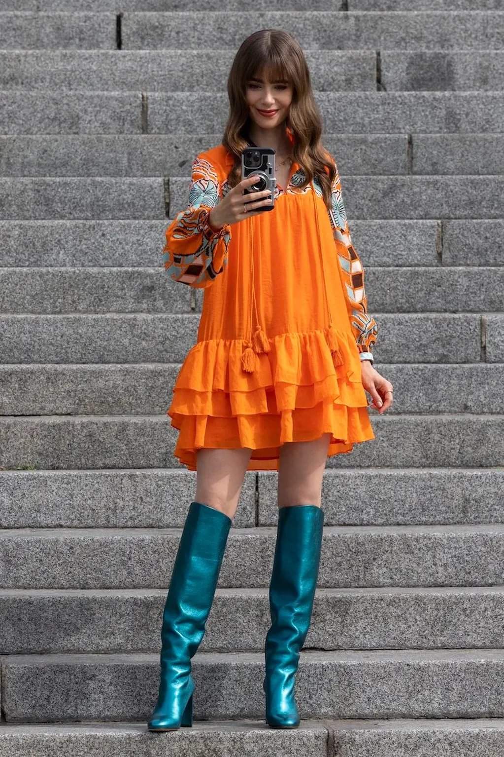 Ame este vestido naranja combinado a la perfección con esas bucaneras metalizadas.
