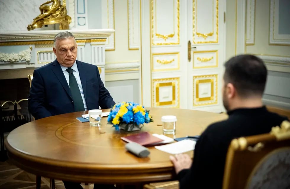 El primer ministro de Hungría, Viktor Orbán, se reúne esta mañana con el presidente de Ucrania, Volodimir Zelenski, en un primer encuentro que podría delimitar el fin de la guerra con Rusia.