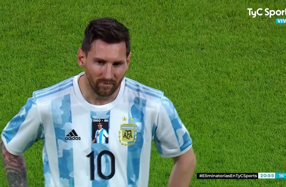 Leo Messi con la camiseta homenaje a Diego Maradona.